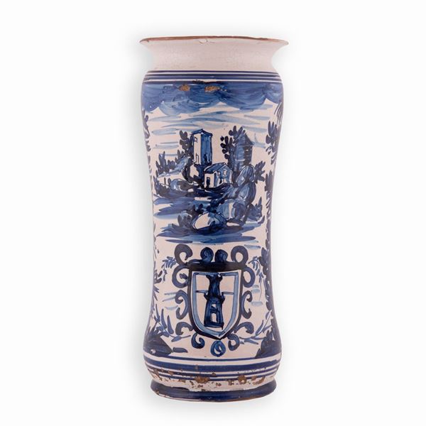 Manifattura campana del XVIII secolo - Albarello in maiolica decorato in monocromia blu con un paesaggio agreste ed uno stemma gentilizio. Iscrizioni: B. P. A., sul retro dell'oggetto