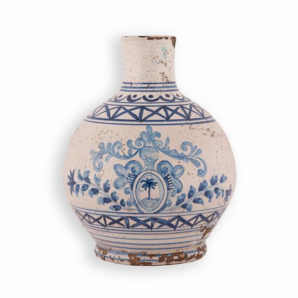 Manifattura campana del XVIII secolo - Bottiglia in maiolica decorata in monocromia azzurra con stemma gentilizio ed elementi geometrici e fitomorfi