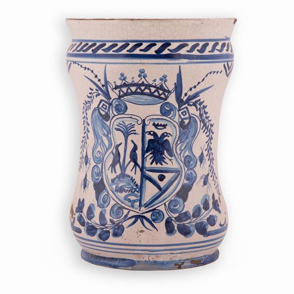 Albarello in maiolica decorato in monocromia blu con stemma gentilizio sormontato da corona marchionale