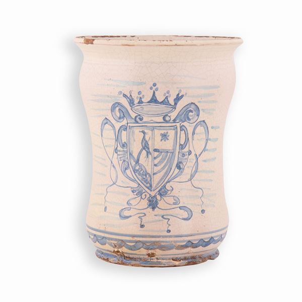 Manifattura campana del XVIII secolo - Albarello in maiolica decorato in monocromia azzurra con stemma gentilizio sormontato da corona marchionale