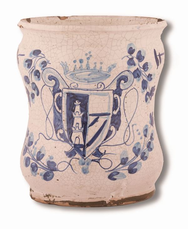 Manifattura campana del XVIII secolo - Albarello in maiolica decorato in monocromia blu con elementi fitomorfi ed uno stemma gentilizio sormontato da corona marchionale 