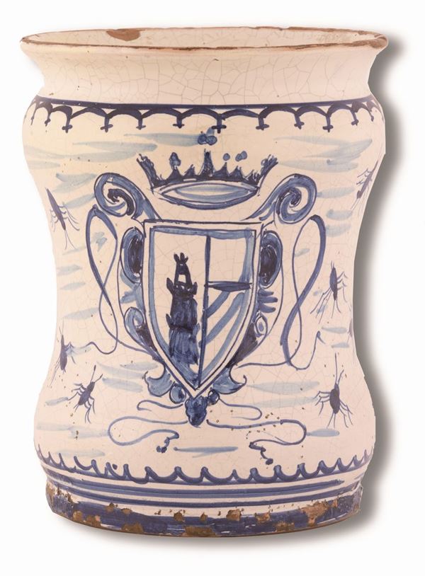 Manifattura campana del XVIII secolo - Albarello in maiolica decorato in monocromia blu con insetti sparsi ed uno stemma gentilizio sormontato da una corona marchionale