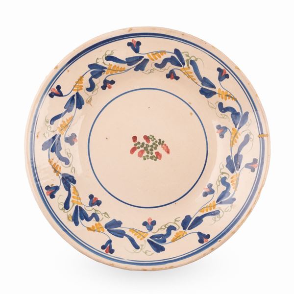 Manifattura abruzzese attiva tra il tardo XIX ed i primi del  XX secolo. - Grande piatto in maiolica decorato con mazzetti floreali sparsi