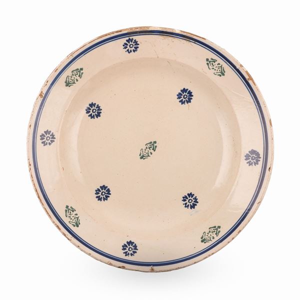 Manifattura abruzzese attiva tra il tardo XIX ed i primi del  XX secolo. - Grande piatto in maiolica decorato con motivi floreali stilizzati realizzati a stampo