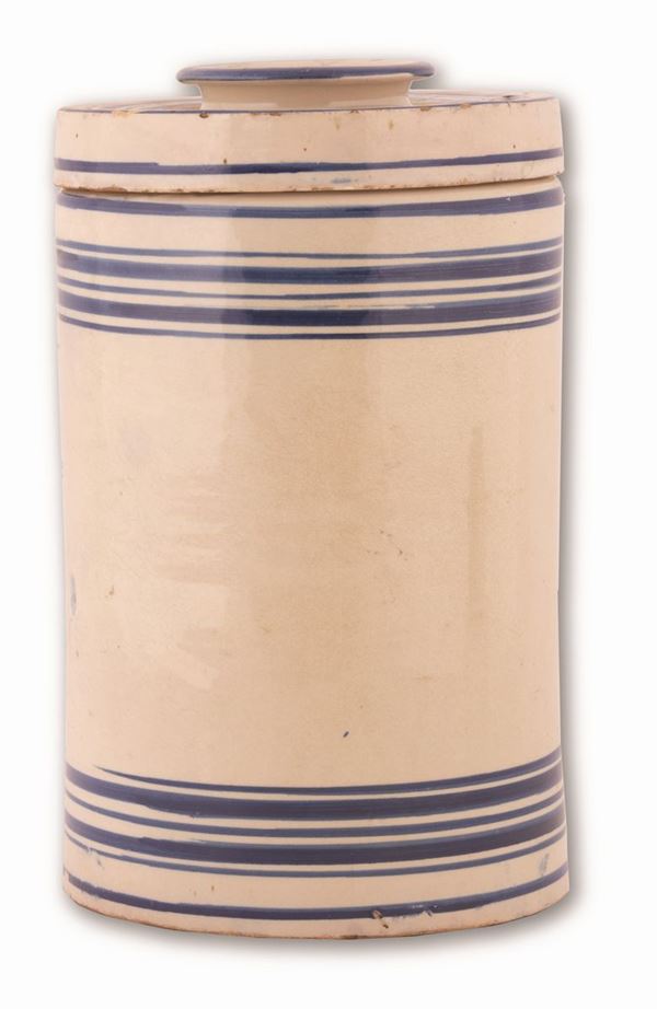 Manifattura abruzzese del XX secolo - Contenitore cilindrico in maiolica decorato in monocromia blu con linee concentriche
