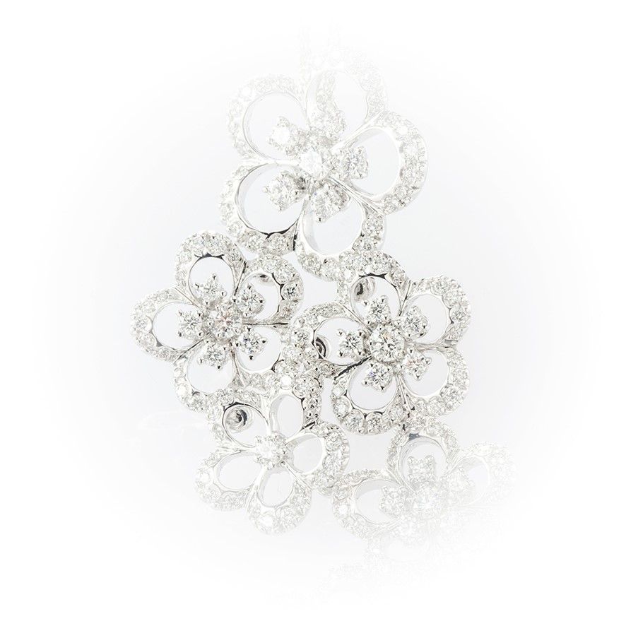 Girocollo in Oro Bianco Recarlo con Ciondolo Motivo Floreale Composto da Sei Elementi in Diamanti...