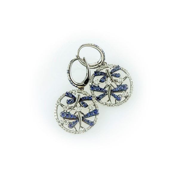 Gismondi 18 kt white gold earrings with dragonflies embellished with blue sapphires and brilliant cut white diamonds
