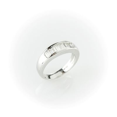 Anello Gismondi a Fascia in Oro Bianco con Diamanti a Taglio Baguette