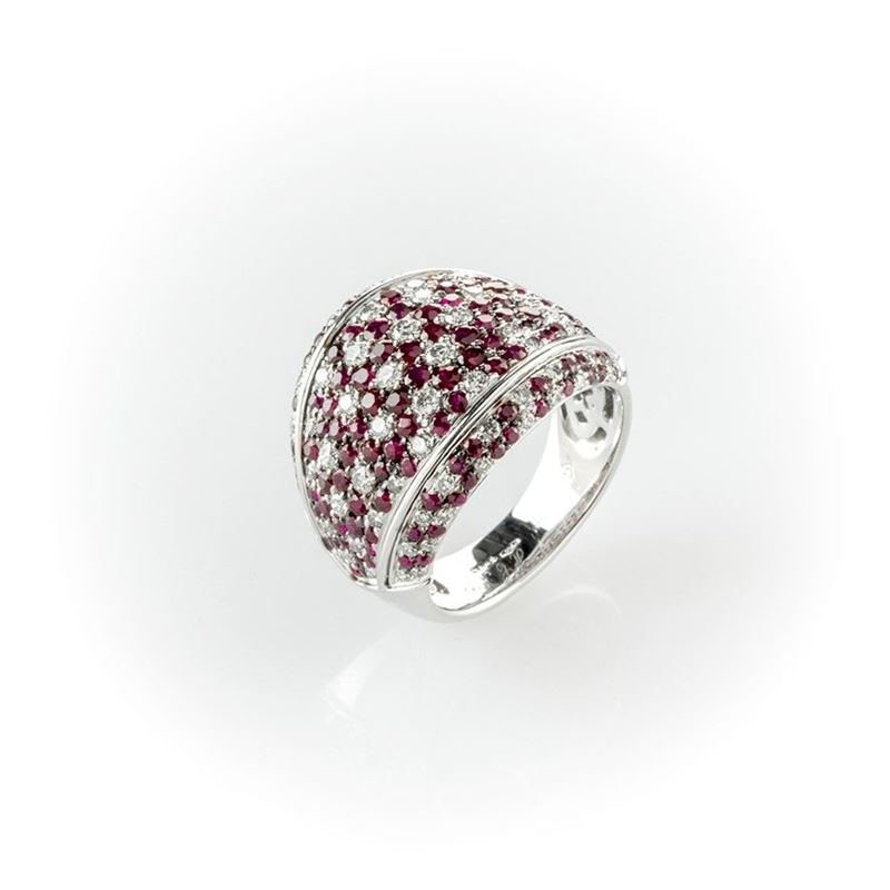 Anello Recarlo a Fascia in Oro Bianco con Pavè Misto di Rubini e Diamanti