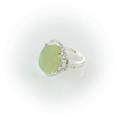 Anello in Oro Bianco con Grande Calcedonio Centrale Taglio Cabochon e Diamanti