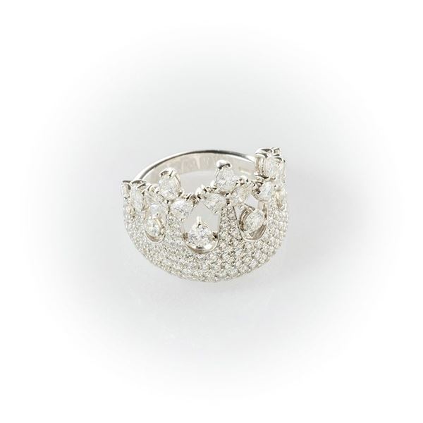 Anello Corona Gismondi in oro bianco con pavè diamanti bianchi taglio brillante e diamanti a goccia