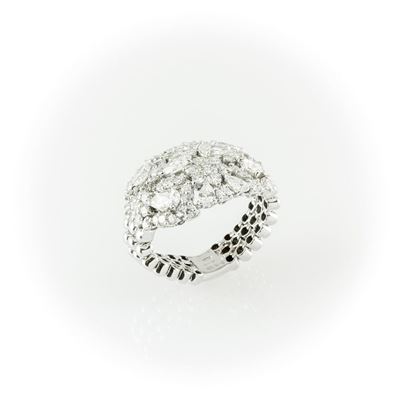 Anello a Fascia Morbida Gismondi Realizzato in Oro Bianco in una Fantasia di Diamanti Bianchi Rot...