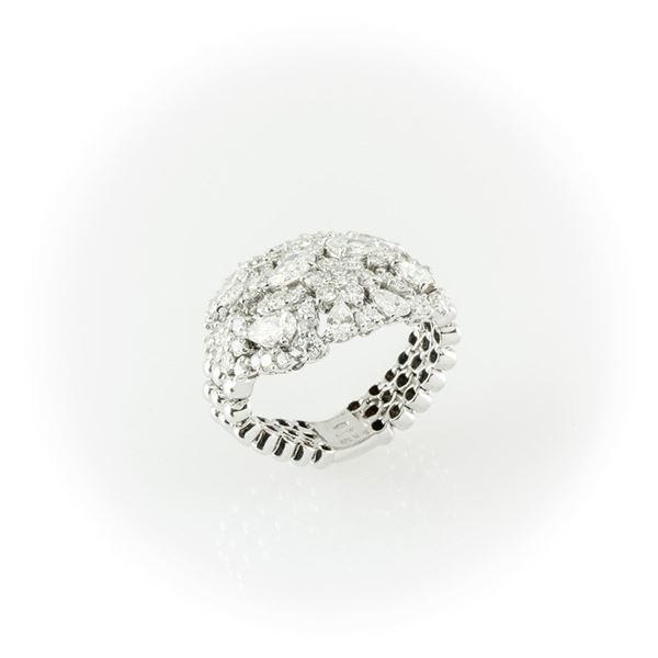 Anello a fascia morbida Gismondi realizzato in oro bianco in una fantasia di diamanti bianchi rotondo e a goccia per un totale di ct 4,19