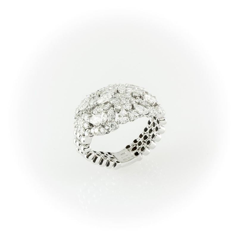 Anello a Fascia Morbida Gismondi Realizzato in Oro Bianco in una Fantasia di Diamanti Bianchi Rot...
