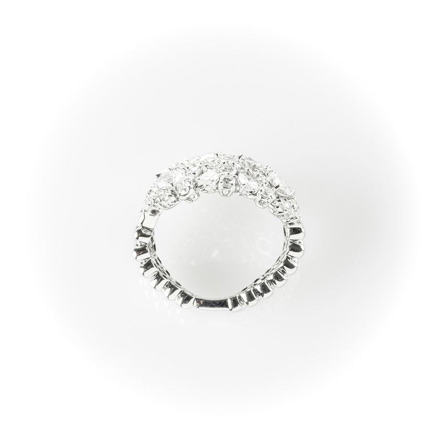 Anello a Fascia Morbida Gismondi Realizzato in Oro Bianco in una Fantasia di Diamanti Bianchi Rot...