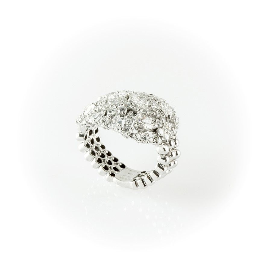 Anello a Fascia Morbida Gismondi Realizzato in Oro Bianco in una Fantasia di Diamanti Bianchi Rot...