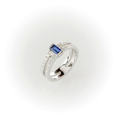 Anello a Fascia in Oro Bianco con Diamanti Taglio Brillante e Zaffiro Blu Taglio Baguette