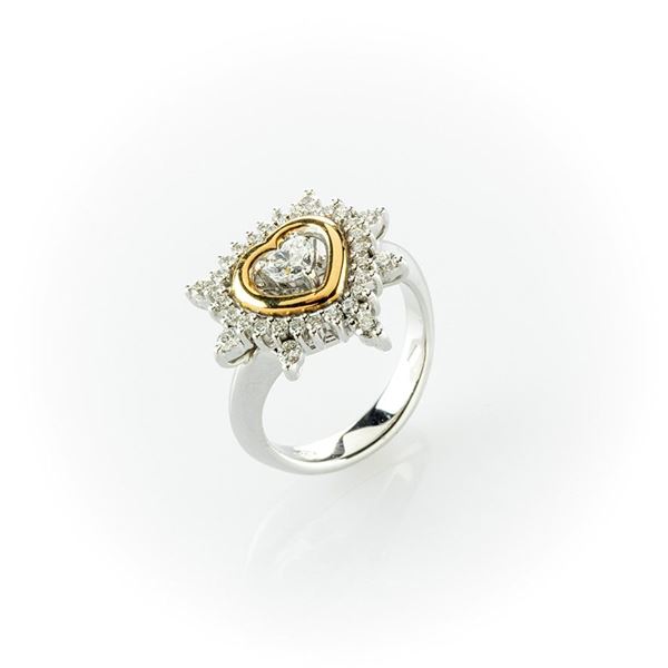 Anello realizzato in oro bianco e oro rosa con diamante centrale taglio a cuore e contorno di diamanti taglio brillante