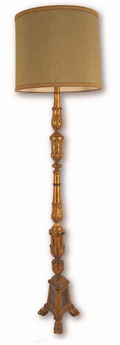 Manifattura Romana del XVIII secolo - Grande torciere in legno intagliato in argento dorato a mecca. Piedi ferini.