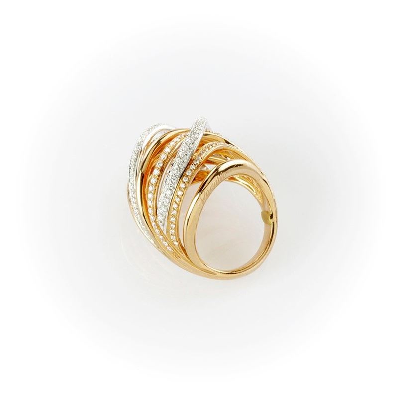 Anello a Fascia Recarlo in Oro Bianco e Oro Rosa con Movimento di Pavè di Diamanti Lungo Montatur...