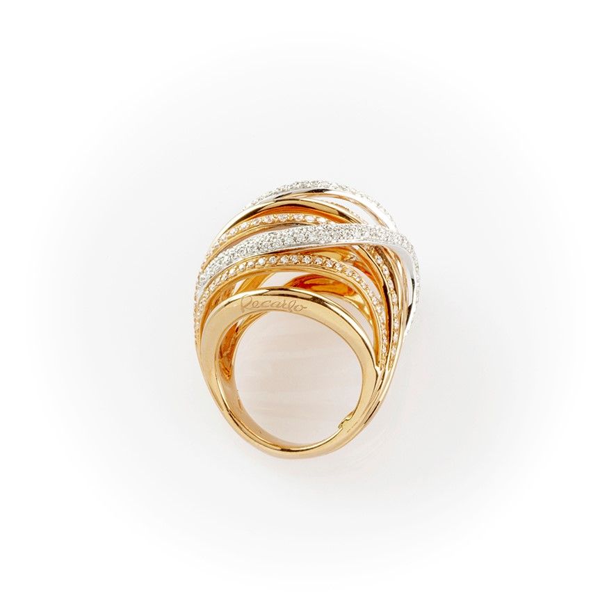 Anello a Fascia Recarlo in Oro Bianco e Oro Rosa con Movimento di Pavè di Diamanti Lungo Montatur...