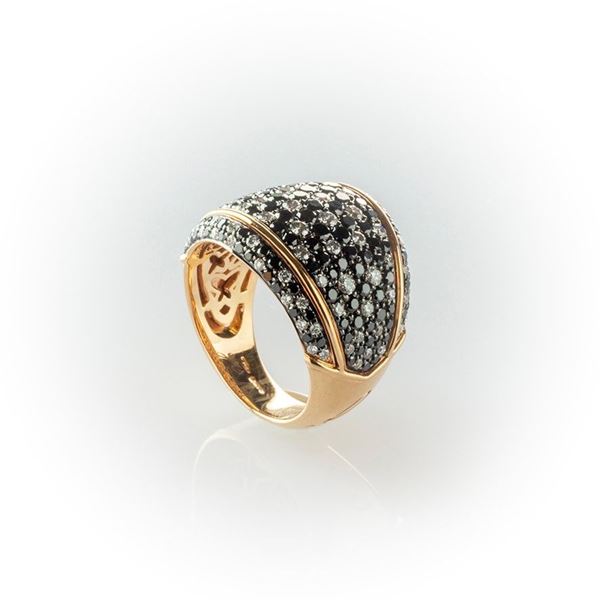 Anello a fascia  realizzato in oro rosa con pavè misto di diamanti bianchi taglio brillante e diamanti neri taglio rotondo