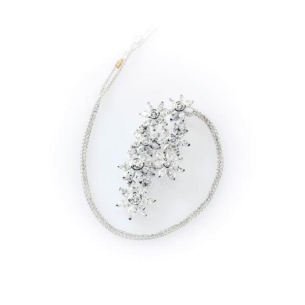 Girocollo in oro bianco Recarlo con ciondolo a tema floreale costituito da sette elementi con diamanti bianchi taglio brillante e navette. Catenina regolabile su più misure