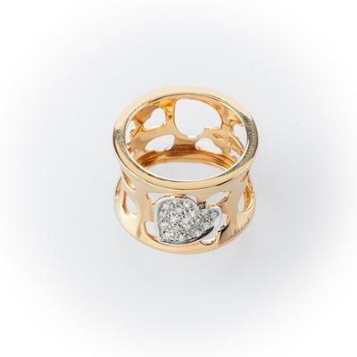 Anello a Fascia in Oro Giallo con Particolari Decori a Forma di Cuore. Cuore Centrale Impreziosit...