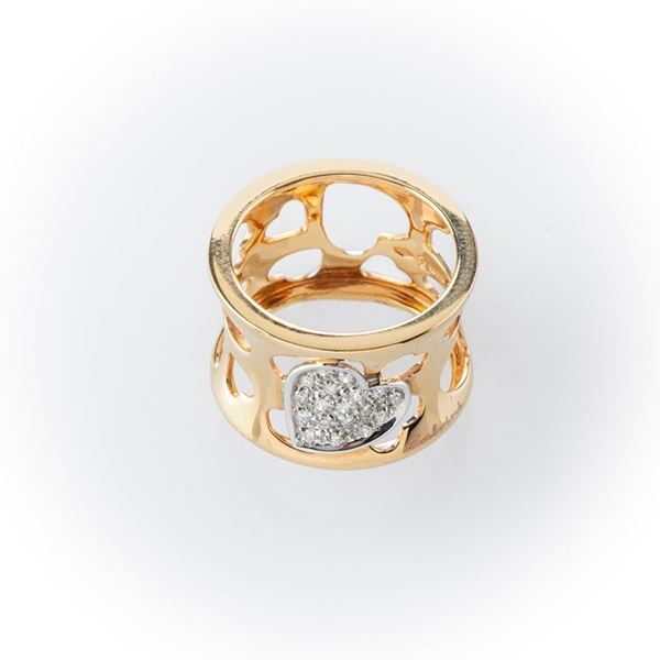Yellow gold band ring with heart-shaped decorations. Central heart embellished with brilliant cut diamonds