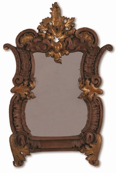 Specchiera Ovale in Legno Intagliato e Dorato Decorata con Volute Rocaille ed Elementi Fitomorfi.