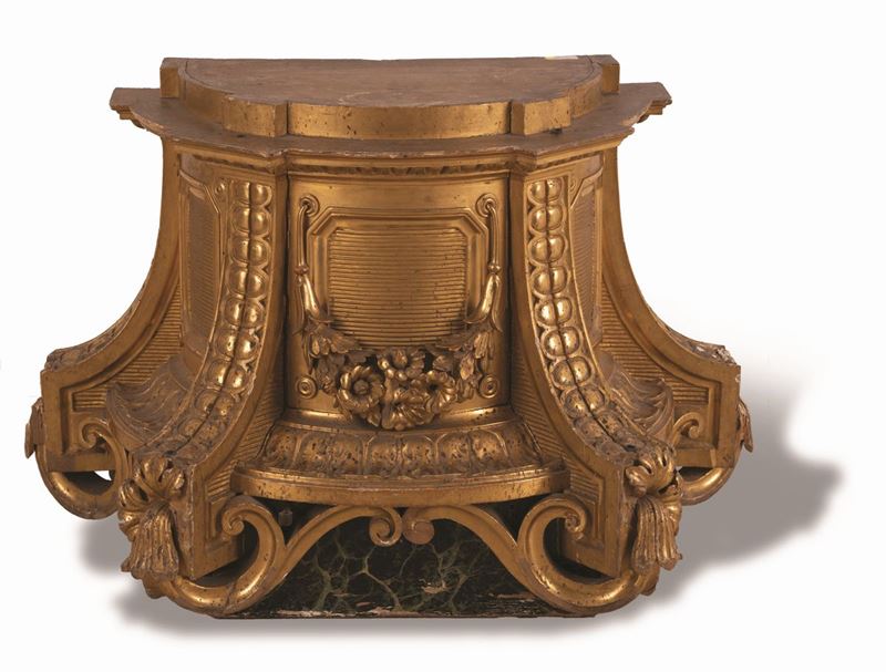 Manifattura Italiana - Base in Legno Dorato e Lavorato con Festoni di Fiori Incisi. Periodo Napol...