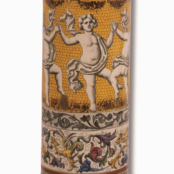 Colonna toscana in maiolica decorata con angeli portafestoni