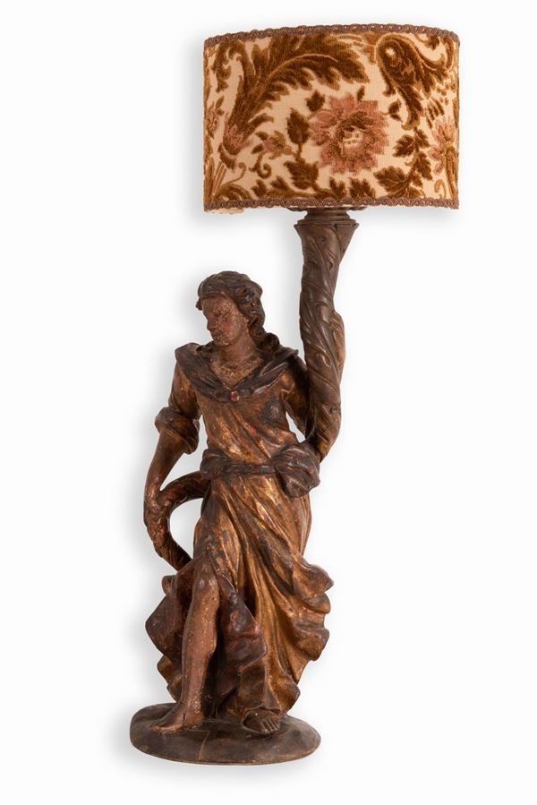 Manifattura romana del XVII secolo - Scultura in legno policromo raffigurante angelo tedoforo.  