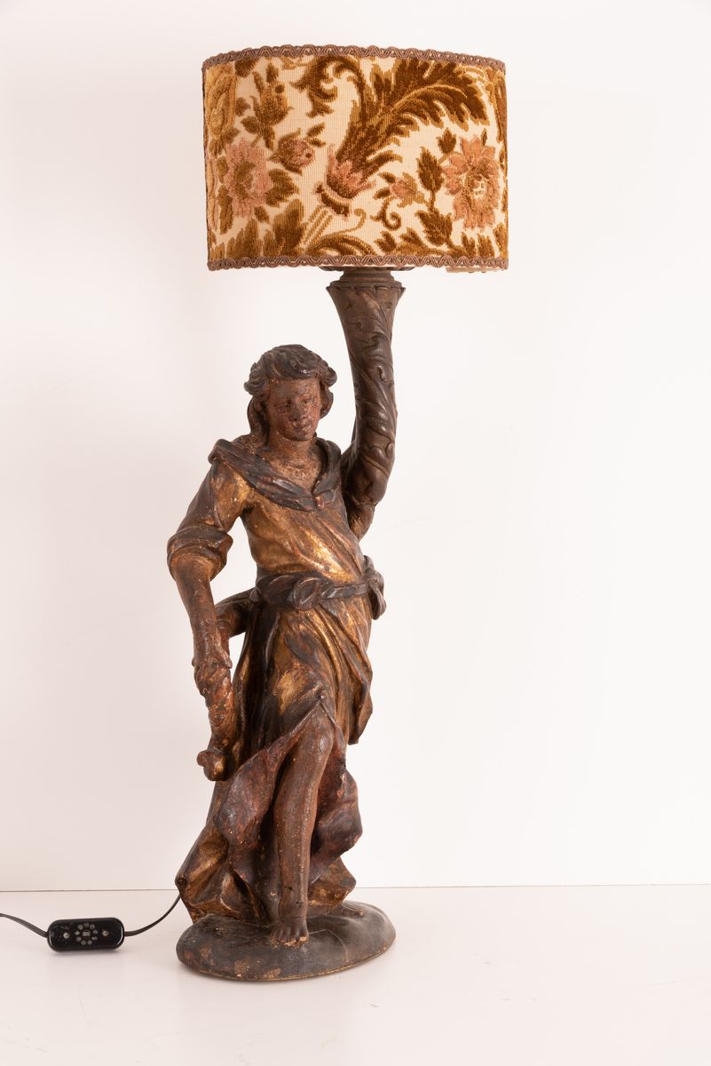 Manifattura Romana del XVII Secolo - Scultura in Legno Policromo Raffigurante Angelo Tedoforo.
