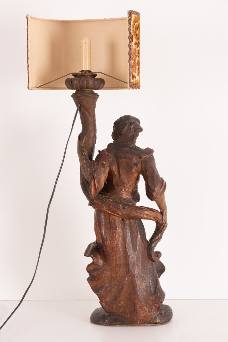 Manifattura Romana del XVII Secolo - Scultura in Legno Policromo Raffigurante Angelo Tedoforo.