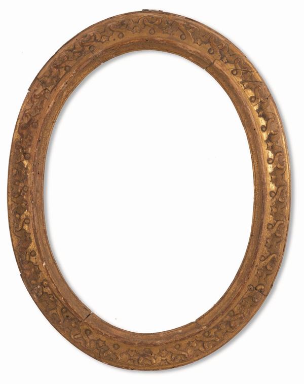 manifattura veneta XVIII secolo - Cornice ovale in legno intagliata e decorata con motivi ad intreccio a rilievo.