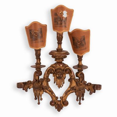 Applique in Legno Dorato e Intagliato a Motivi Vegetali a Tre Luci