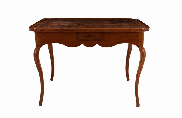 Manifattura emiliana - Tavolino da gioco in noce del XVIII secolo recante un cassettino per lato. Piano foderato in antico cuoio filettato oro.