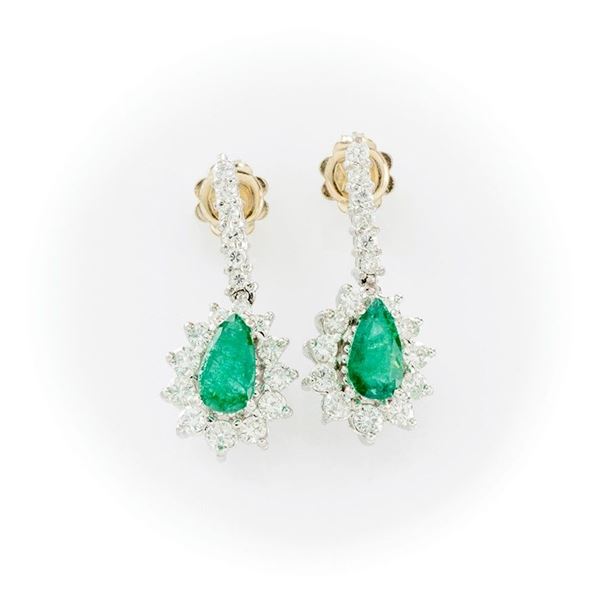 Earrings in white gold with drop cut emeralds and diamonds