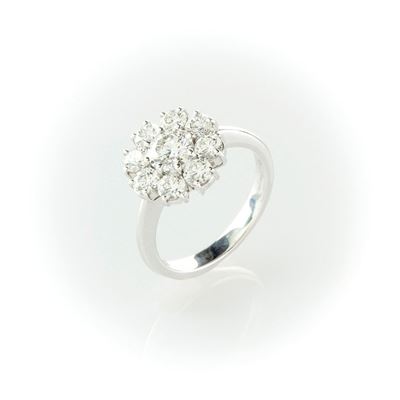 Anello con Brillante Centrale e Contorno.