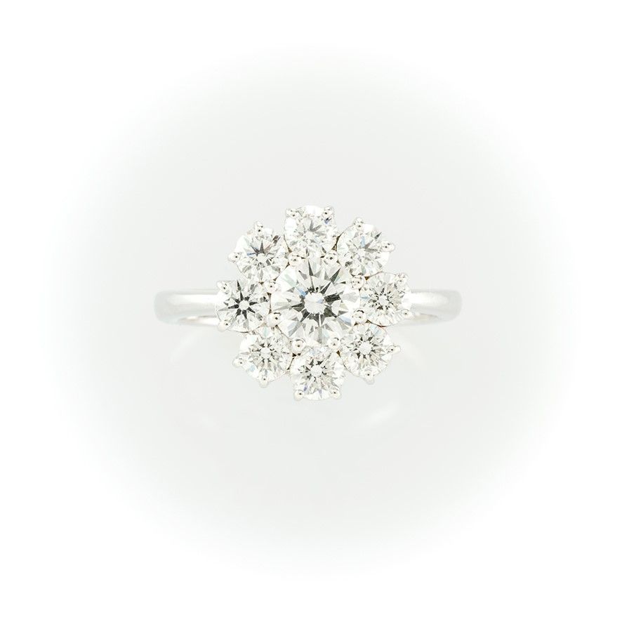 Anello con Brillante Centrale e Contorno.