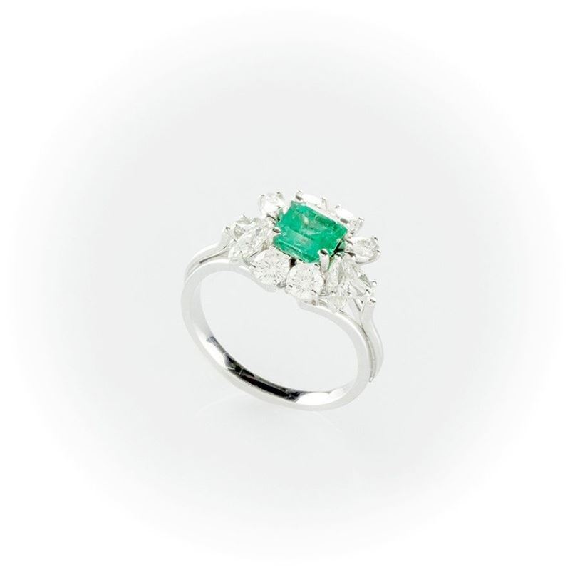 Anello Smeraldo e Contorno di Brillanti