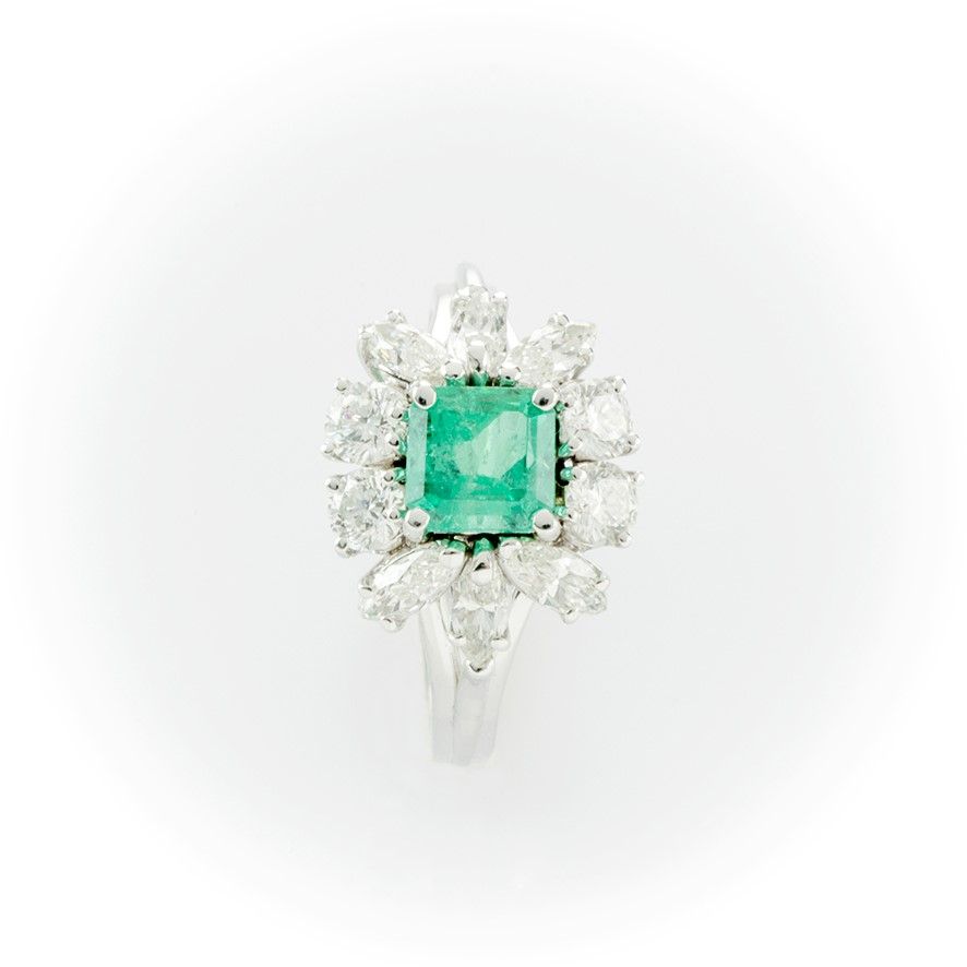 Anello Smeraldo e Contorno di Brillanti