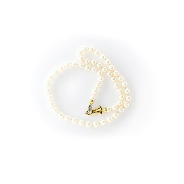 Collana di perle giapponesi coltivate completa di fermezza in oro giallo e bianco con diamanti taglio brillante
