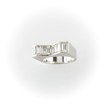 Anello in Oro Bianco di Manifattura Artigianale con Diamanti Taglio Baguette