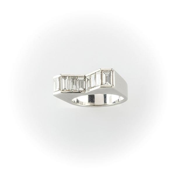 Anello in oro bianco di manifattura artigianale con diamanti taglio baguette