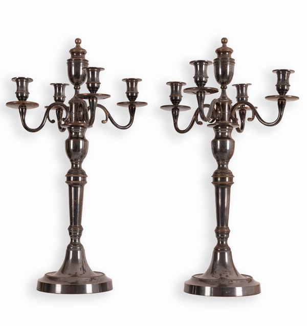Manifattura italiana del XIX / XX secolo - Coppia di candelieri in bronzo argentato a 4 luci