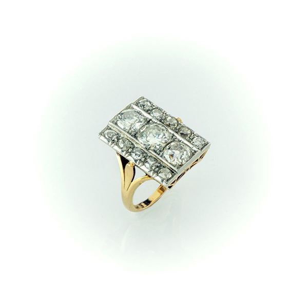 Anello in oro giallo e bianco di antica manifattura anni '30-'40 composto da tre diamanti taglio antico centrali e dieci diamanti laterali