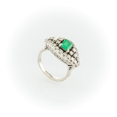 Anello in Oro Bianco con Smeraldo Centrale Taglio Rettangolare Ottagonale e Diamanti di Contorno ...