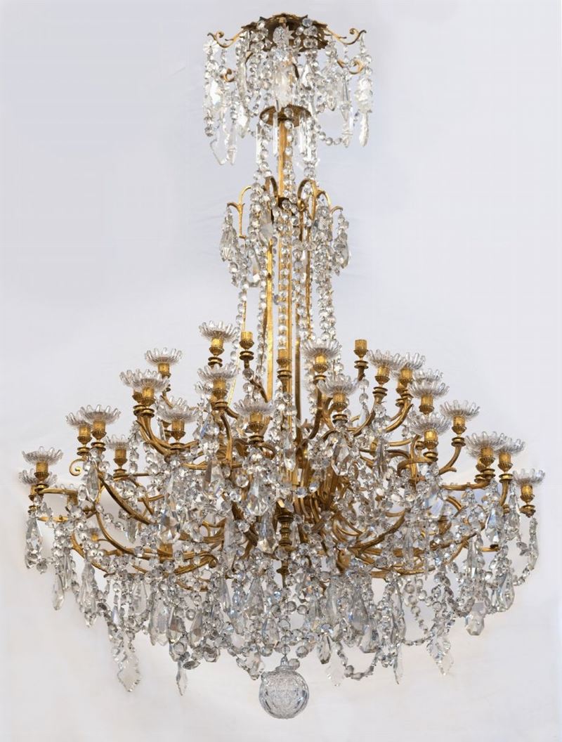 Grande lampadario a 48 luci in bronzo dorato e cristallo Baccarat